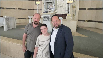 כותב השורות עם רוני וחתן בר המצווה מתן בבית הכנסת