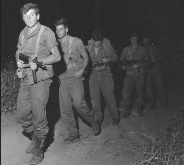 יחידת 101 עם הסייר מספר 1 חמושים בעוזי