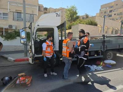 המשאית והמתנדבים בזירה