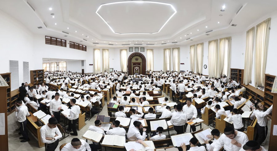 בצילם של גדולי הדור | כך פתחו הבחורים הנרגשים את הזמן ב'סלבודקה'