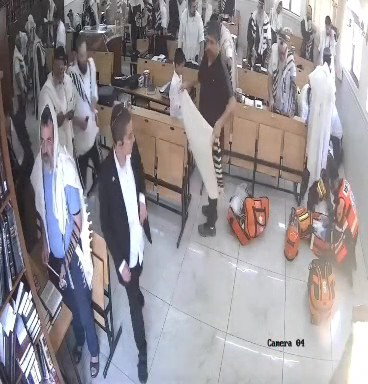 רגעי הדרמה בבית הכנסת