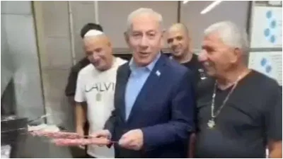 ראיתם פעם את נתניהו מכין שיפודים? אז הנה | וזה המאכל שהוא הכי אוהב 