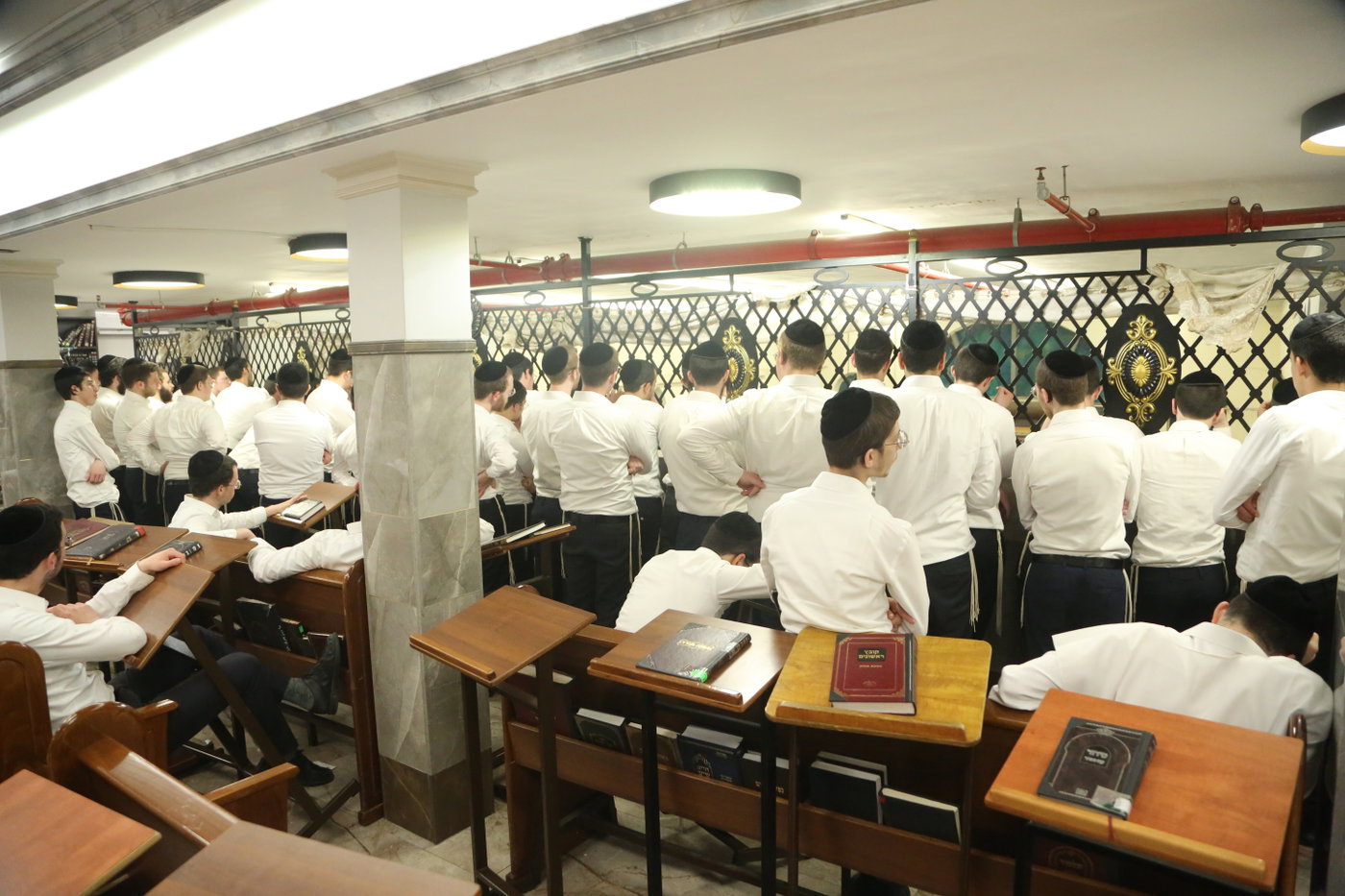 פוניבז': מאות בחורים מ'המחבלים' בעצרת ושיחת התעוררות לביטול 'גזירת הפינוי'