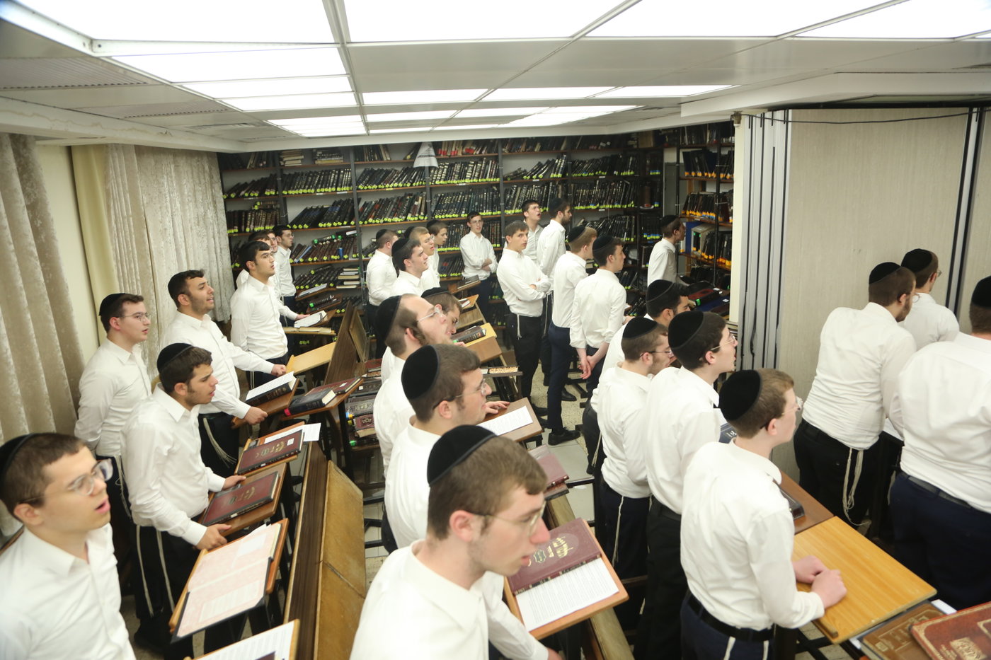פוניבז': מאות בחורים מ'המחבלים' בעצרת ושיחת התעוררות לביטול 'גזירת הפינוי'