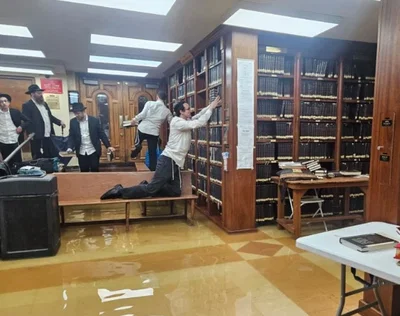 שיטפונות קשים ב-770: התמימים פינו את הספרים במהירות והמשיכו ללמוד
