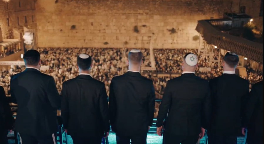 מראה סוריאליסטי בכותל: ההפקה הגרנדיוזית שהדהימה את רבבות באי הסליחות