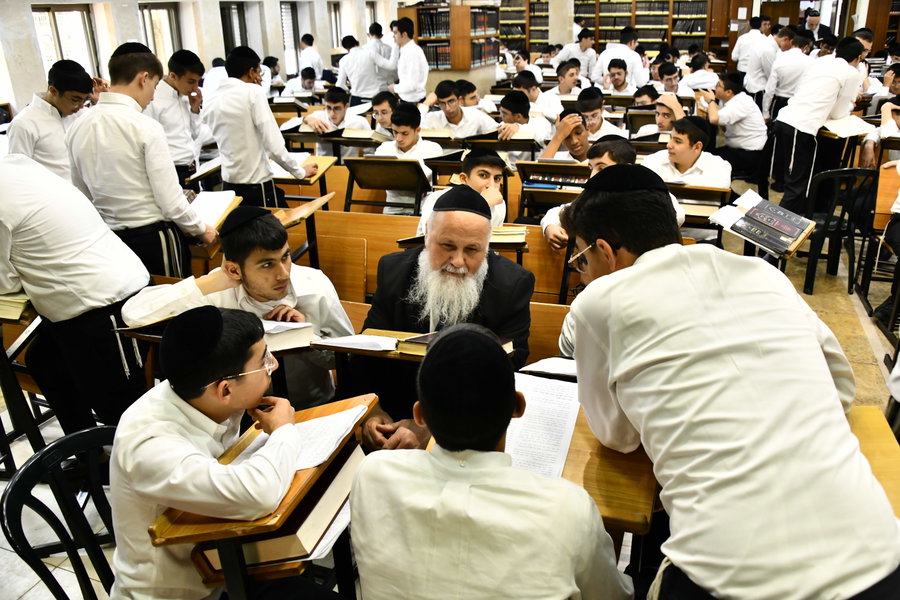 עם פתיחת סדר א': בחורי 'דעת חיים' התפלפלו עם ראש הישיבה 