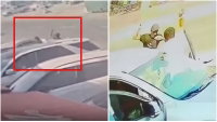 תיעוד הרגעים הראשונים של הפיגוע: המחבל עומד בצד, מחכה בצד ואז שולף סכין ודוקר בחור חרדי