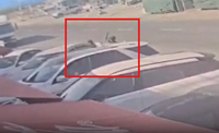 התיעוד מהזירה: המחבל ממתין בצד, שולף סכין, דוקר חרדי ונמלט - צפו