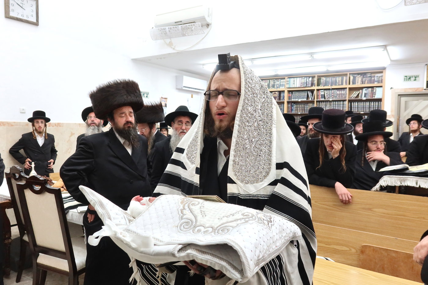שמחת הברית בחצרות טשארנאביל - מאור חיים
