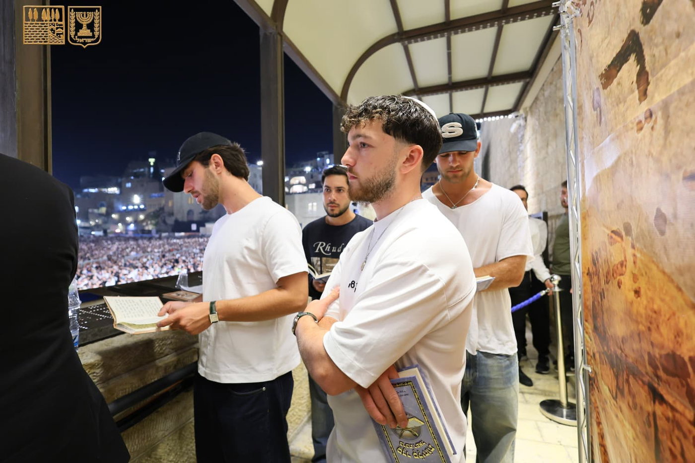 תיעוד מרגש מהכותל: מעמד הסליחות עם שורדי השבי שהודו על הנס הגדול