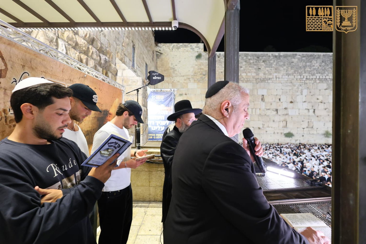 תיעוד מרגש מהכותל: מעמד הסליחות עם שורדי השבי שהודו על הנס הגדול