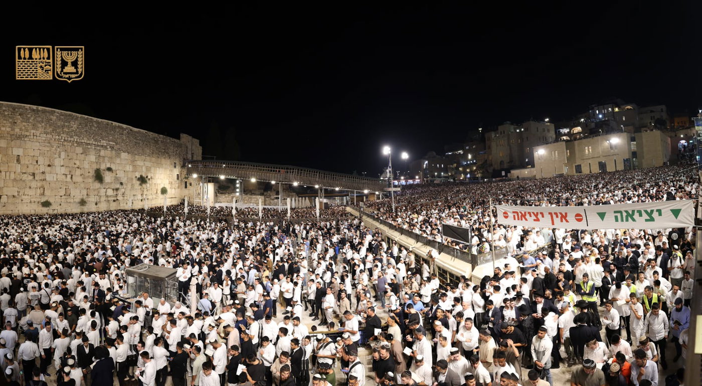 תיעוד מרגש מהכותל: מעמד הסליחות עם שורדי השבי שהודו על הנס הגדול