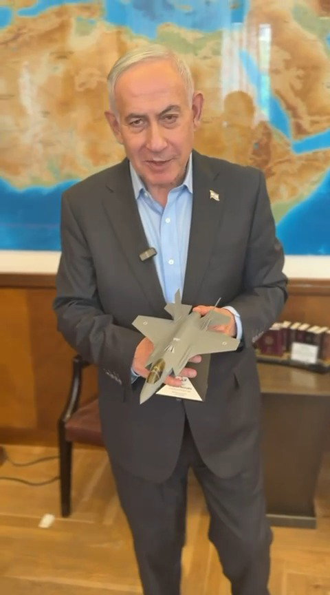 "יש לכם רחפן בבית?" שאל נתניהו והחזיק דגם של מטוס הקרב בידו | צפו