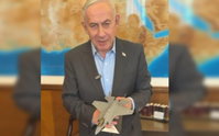 "יש לכם רחפן בבית?" שאל נתניהו והחזיק דגם של מטוס הקרב בידו | צפו