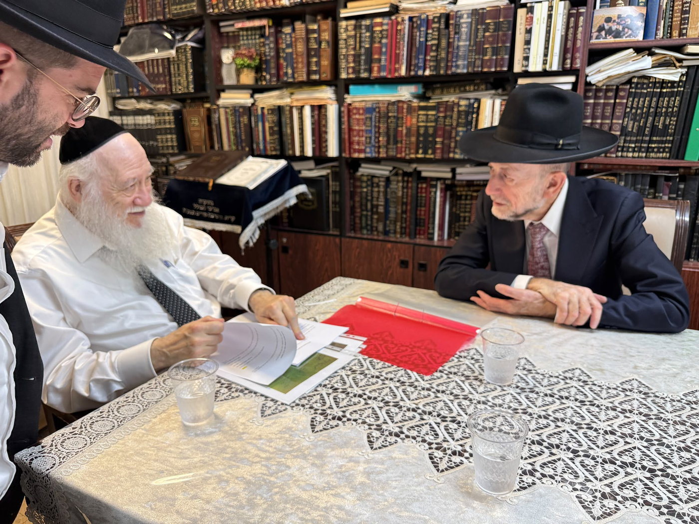 התיעוד מהמפגש של מקלב עם הרב כהנמן