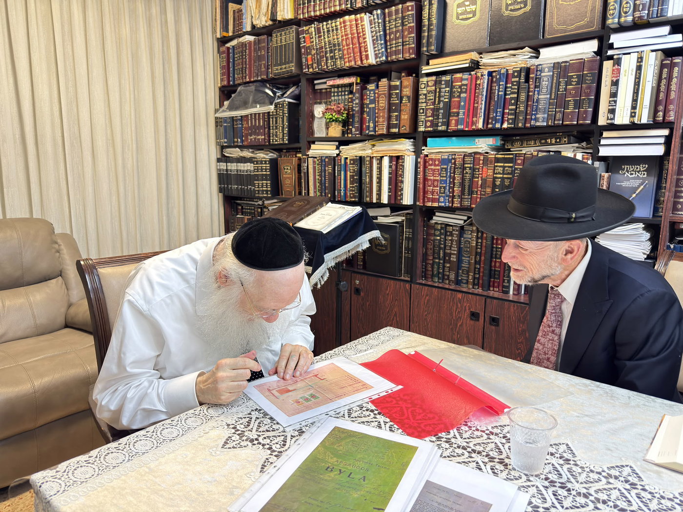 התיעוד מהמפגש של מקלב עם הרב כהנמן