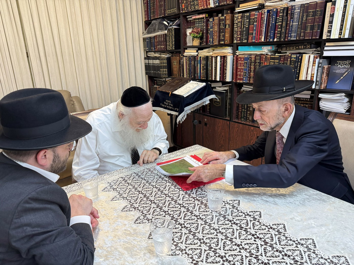 התיעוד מהמפגש של מקלב עם הרב כהנמן