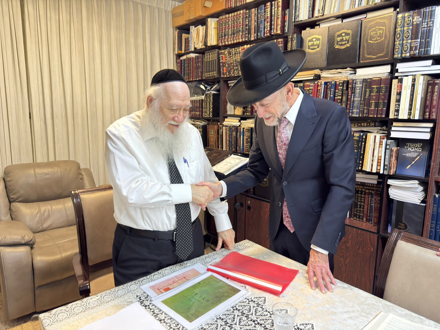 התיעוד מהמפגש של מקלב עם הרב כהנמן
