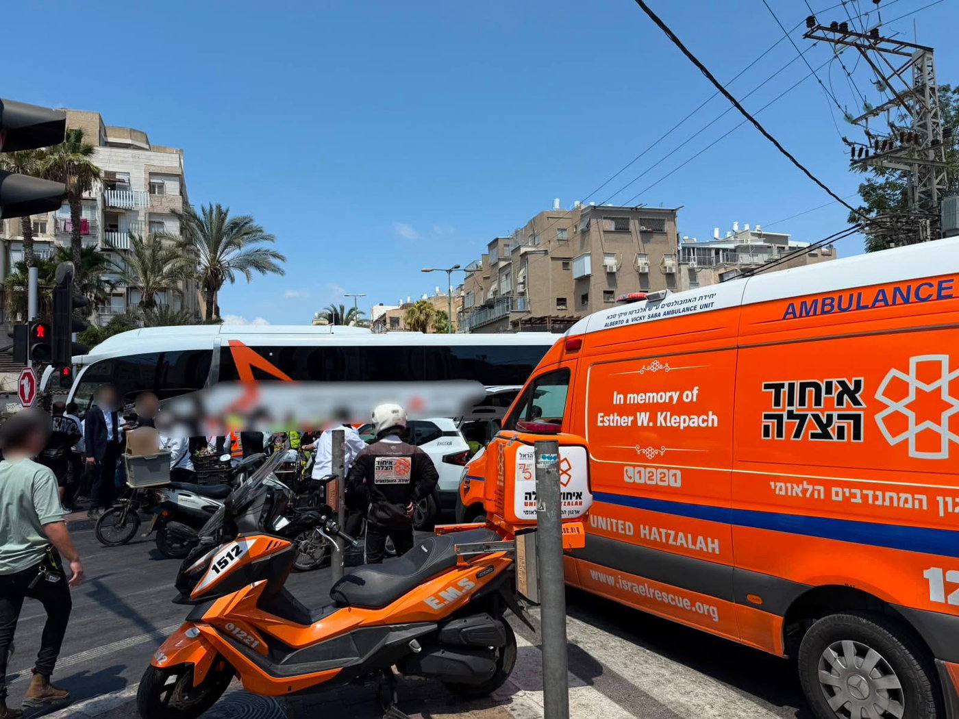 ילד בן 7 חולץ מתחת לאוטובוס בעיר החרדית, מצבו קשה