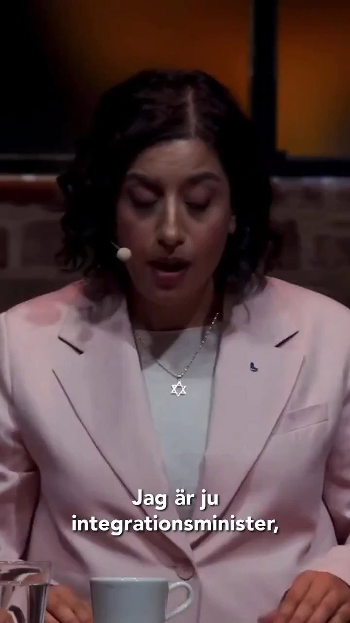 סימונה מוחמסון, שרת החינוך עם המגן דוד