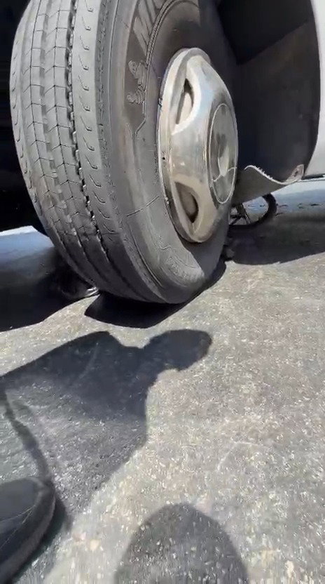 האופניים מתחת לגלגלים