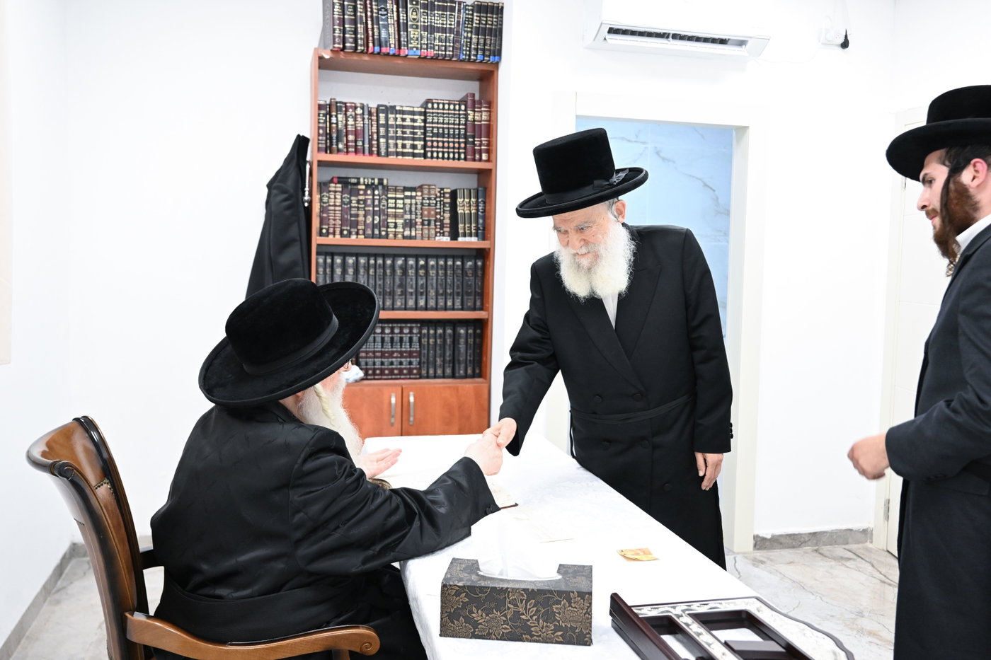 האדמו"ר מצאנז בקבלת קהל בבית שמש