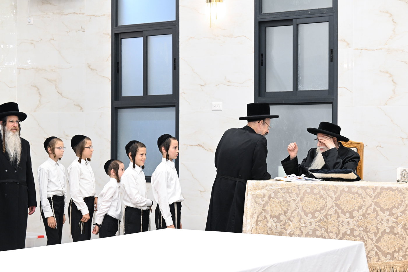 האדמו"ר מצאנז בקבלת קהל בבית שמש