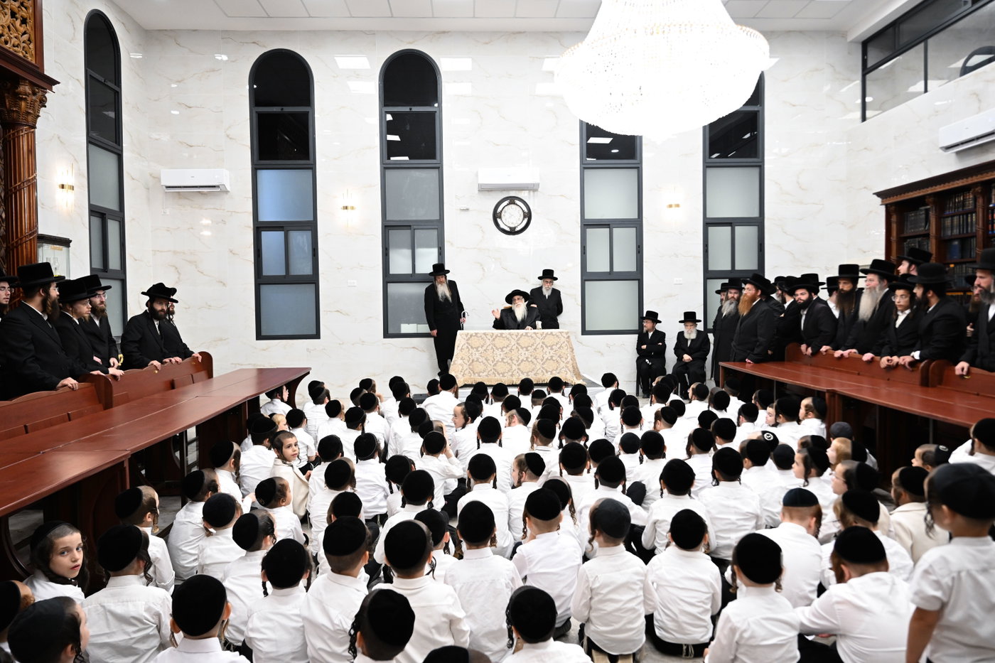 האדמו"ר מצאנז בקבלת קהל בבית שמש
