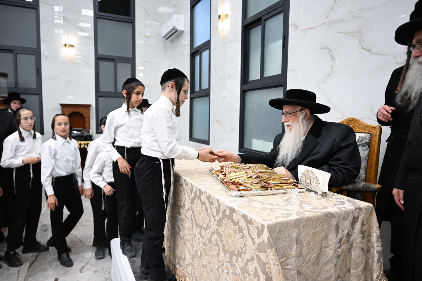 האדמו"ר מצאנז בקבלת קהל בבית שמש