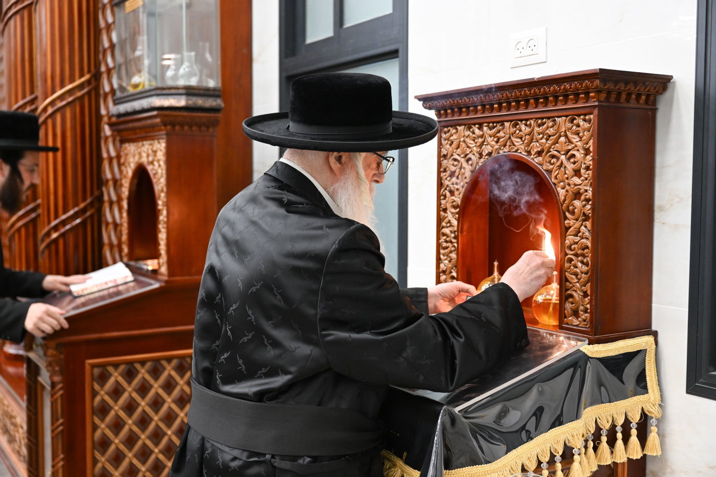 האדמו"ר מצאנז בקבלת קהל בבית שמש