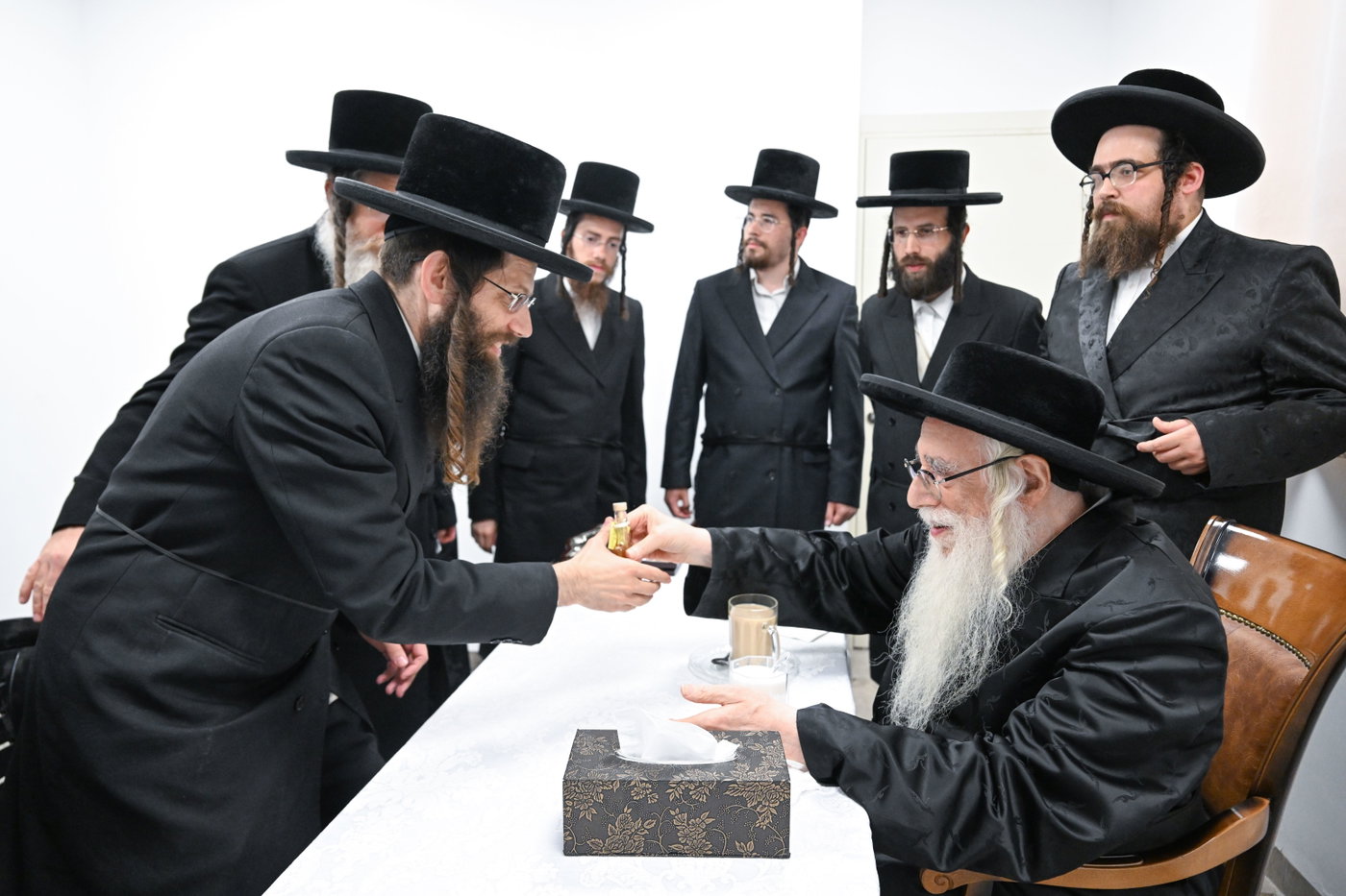 האדמו"ר מצאנז בקבלת קהל בבית שמש