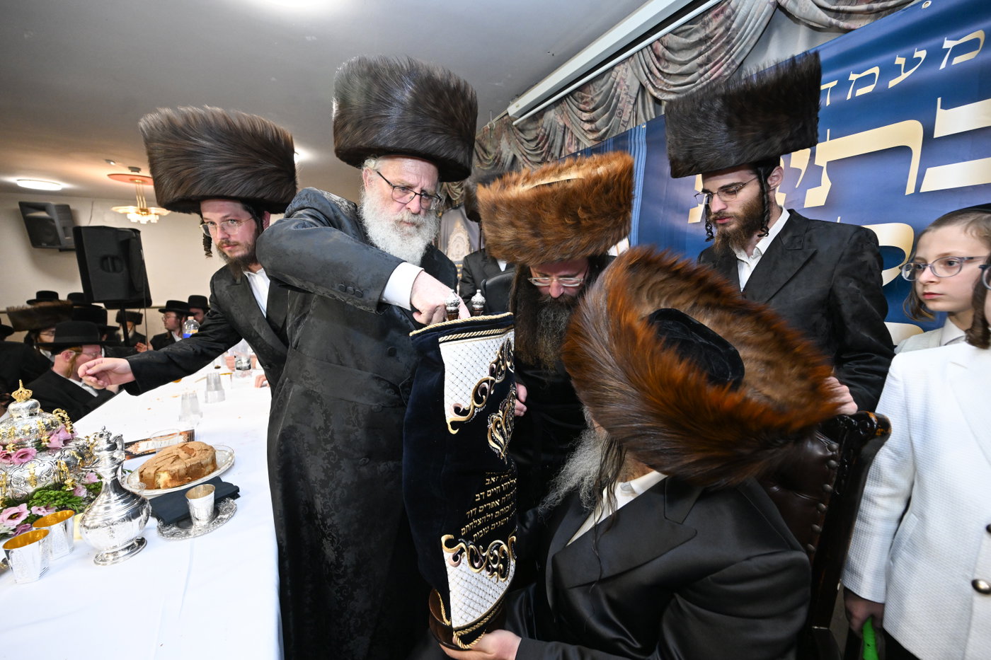 מעמד הכנסת ס"ת בזוועהיל