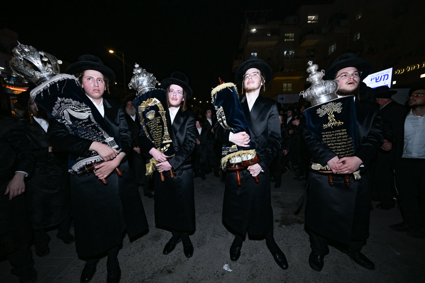 מעמד הכנסת ס"ת בזוועהיל