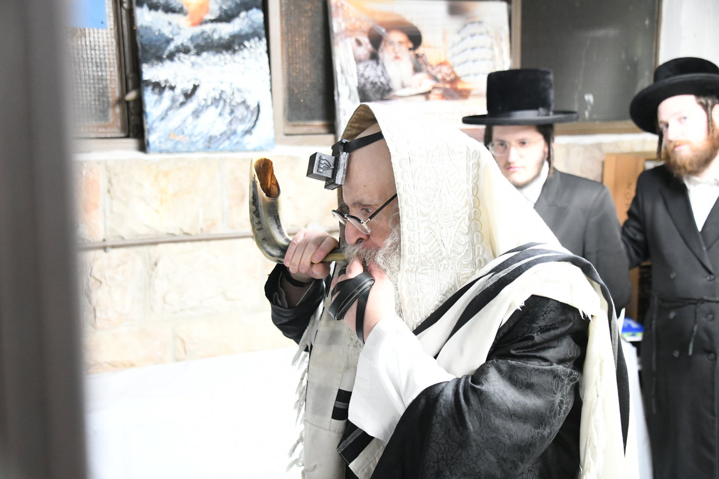 האדמו"ר מצאנז קלויזנבורג בתפילת שחרית