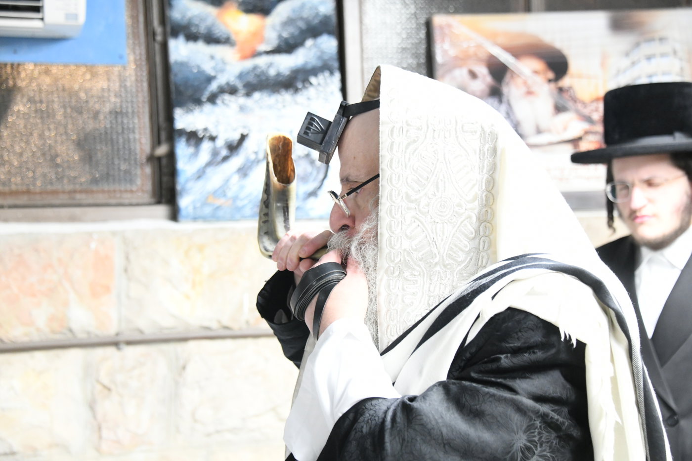 האדמו"ר מצאנז קלויזנבורג בתפילת שחרית