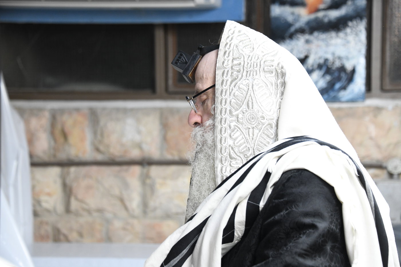 האדמו"ר מצאנז קלויזנבורג בתפילת שחרית