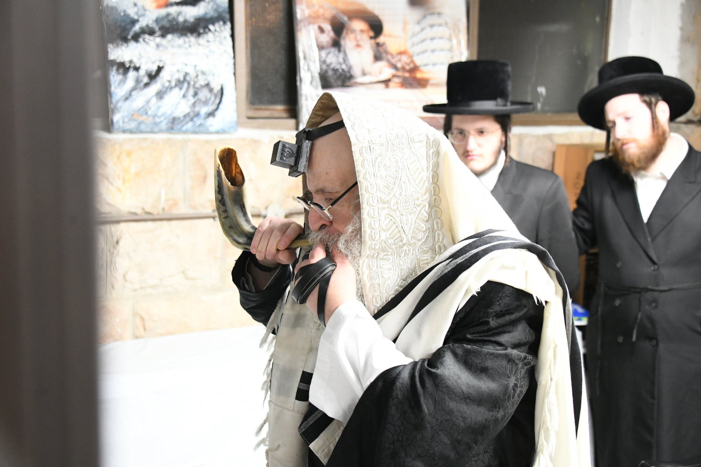 האדמו"ר מצאנז קלויזנבורג בתפילת שחרית