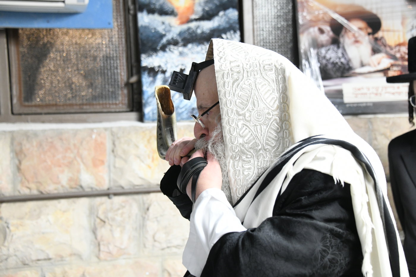 האדמו"ר מצאנז קלויזנבורג בתפילת שחרית
