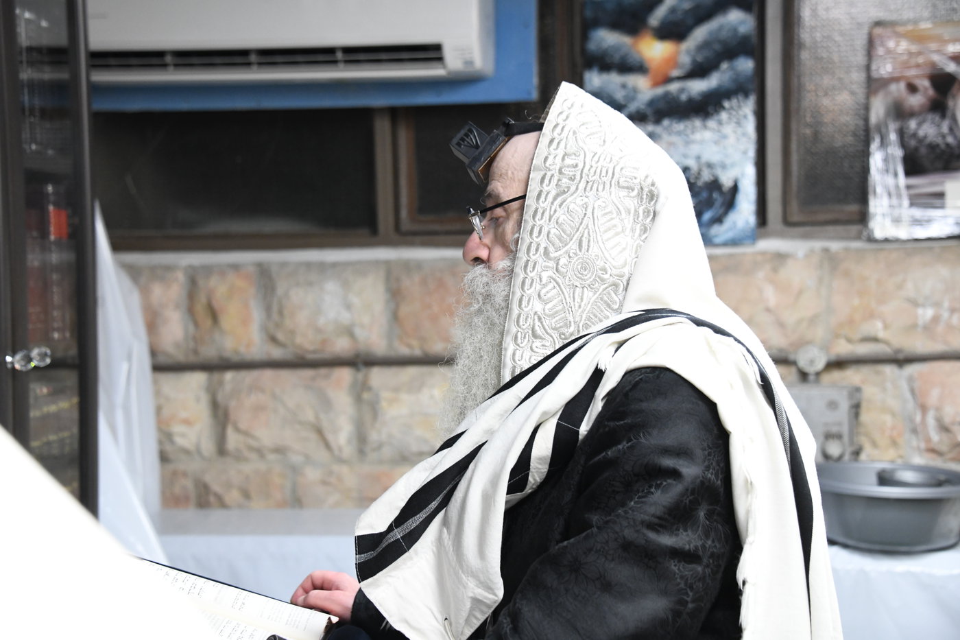 האדמו"ר מצאנז קלויזנבורג בתפילת שחרית