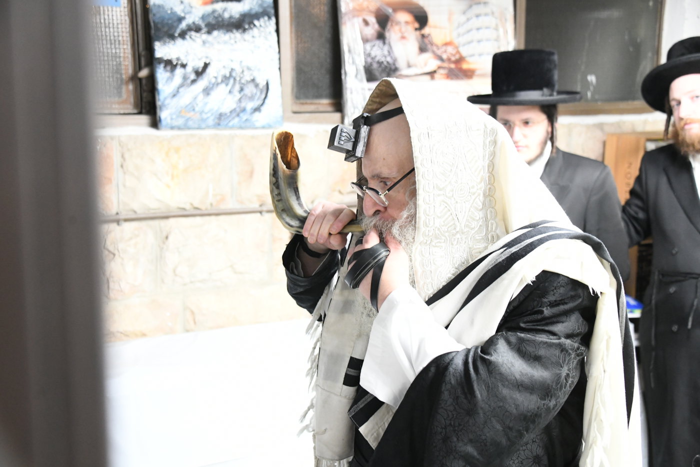 האדמו"ר מצאנז קלויזנבורג בתפילת שחרית