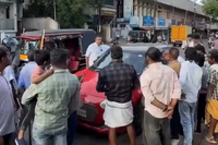 לא התעורר בשום אופן: נהג שנרדם באמצע כביש גרם לפקק תנועה עצום | צפו