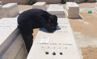 החתן ישראל מאיר דניאל מניח הזמנה על קבר אימו