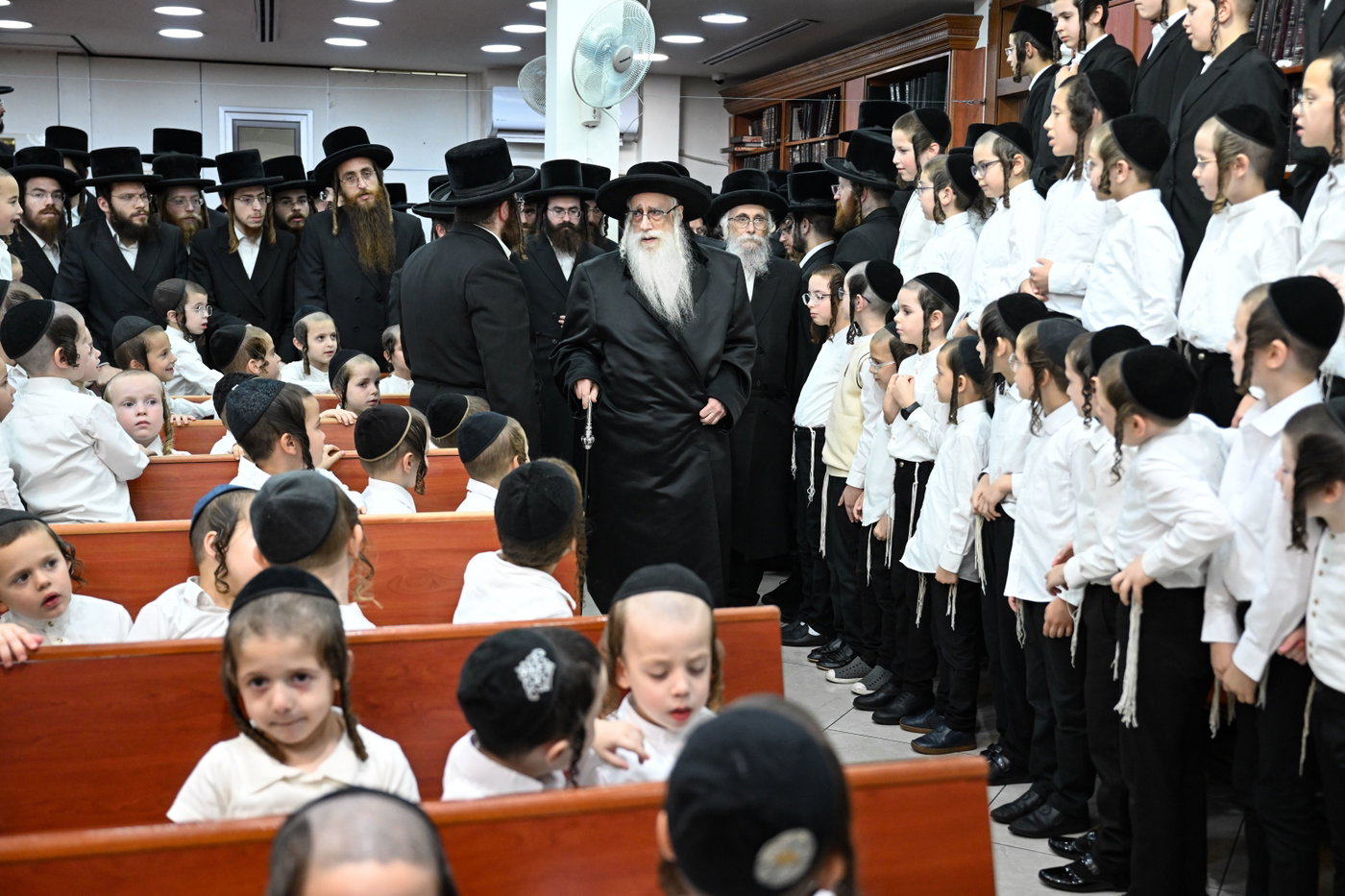 האדמו"ר מצאנז בקבלת קהל בחיפה
