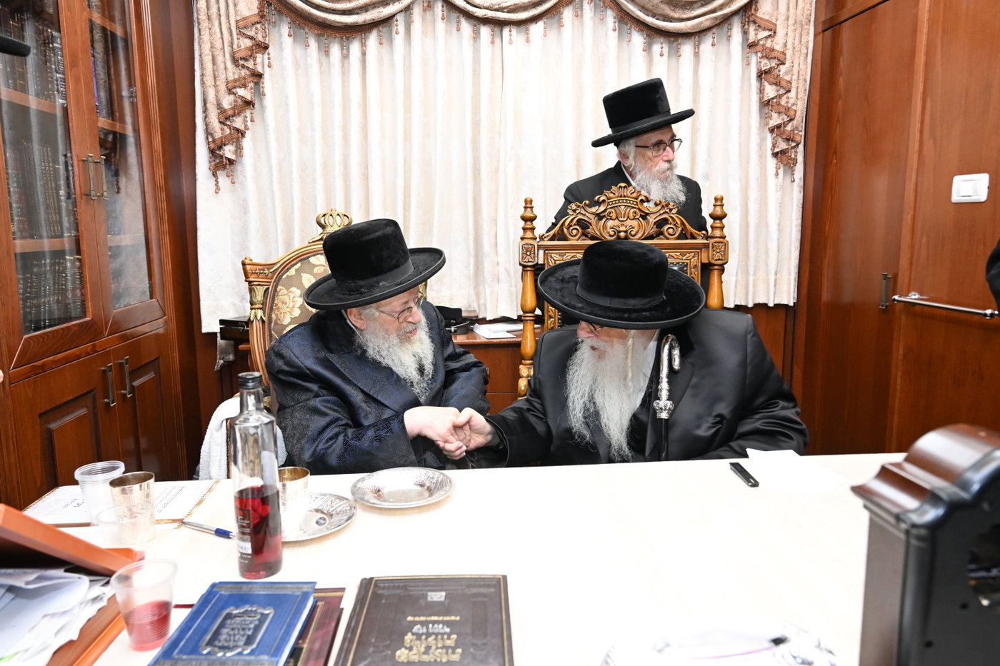 האדמו"ר מצאנז בביקור אצל האדמו"ר מנדבורנה חיפה