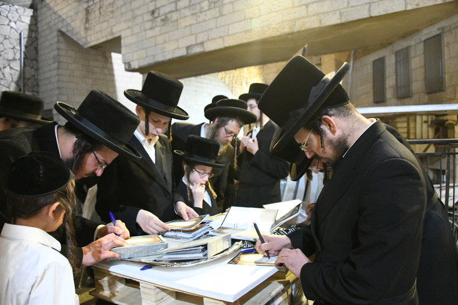 בהשתתפות הרבי מקרלין; שמחת בר המצווה לבכור נכדיו של האדמו"ר מרחמסטריווקא
