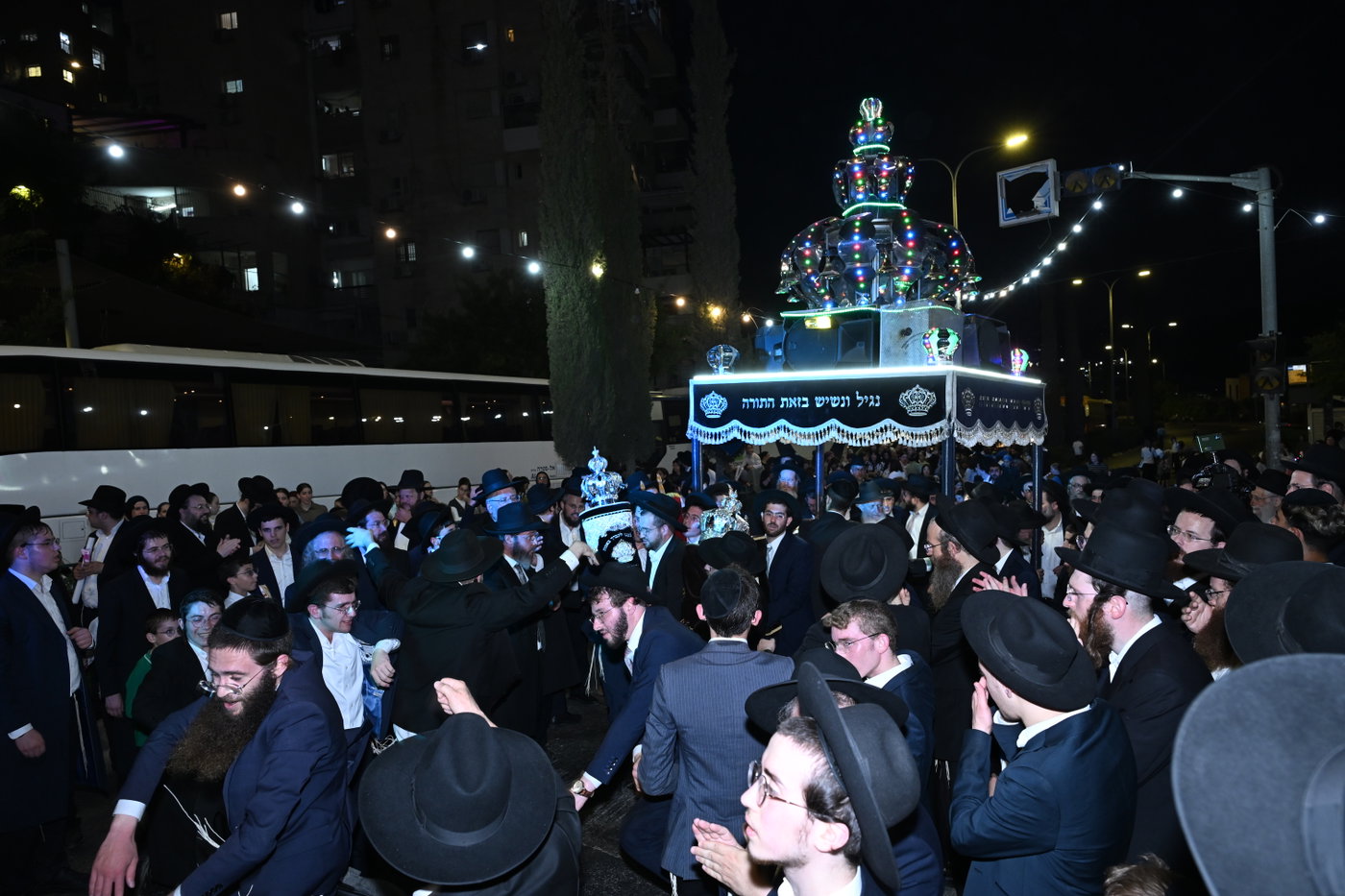 הכנסת ס"ת לישיבת בית אשר