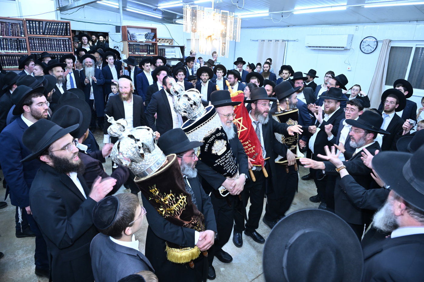 הכנסת ס"ת לישיבת בית אשר