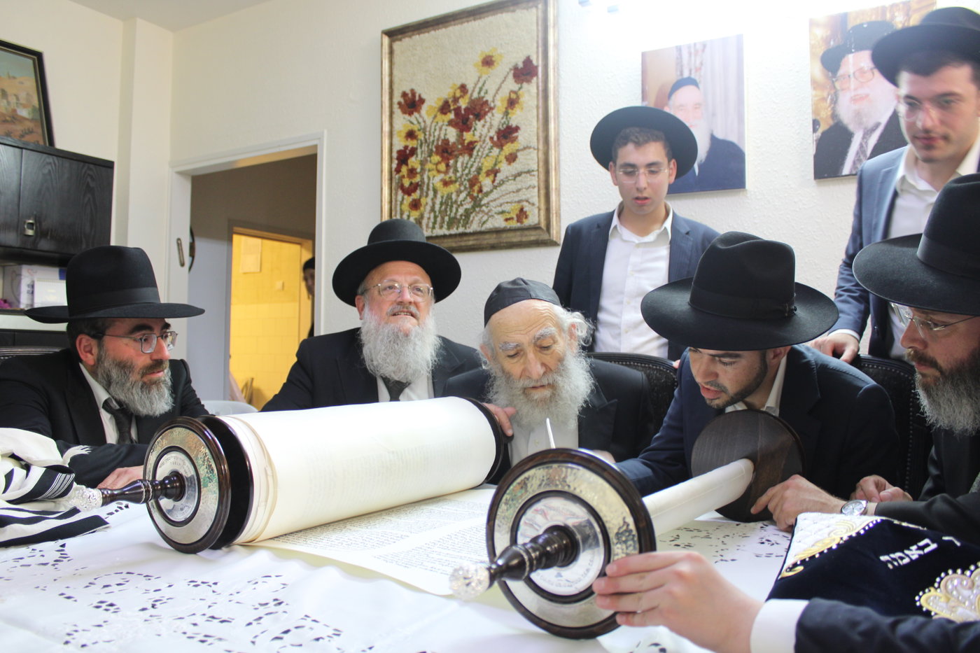 הכנסת ס"ת לישיבת בית אשר