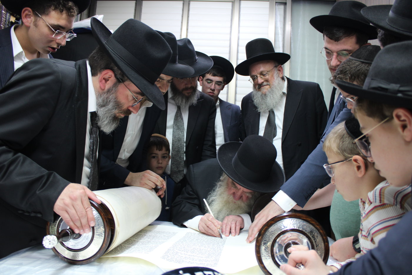 הכנסת ס"ת לישיבת בית אשר